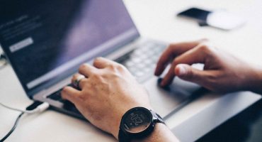 Perbedaan antara staff IT dan IT support sering kali membingungkan, terutama karena keduanya bekerja di bidang teknologi informasi.