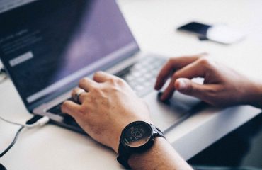 Perbedaan antara staff IT dan IT support sering kali membingungkan, terutama karena keduanya bekerja di bidang teknologi informasi.